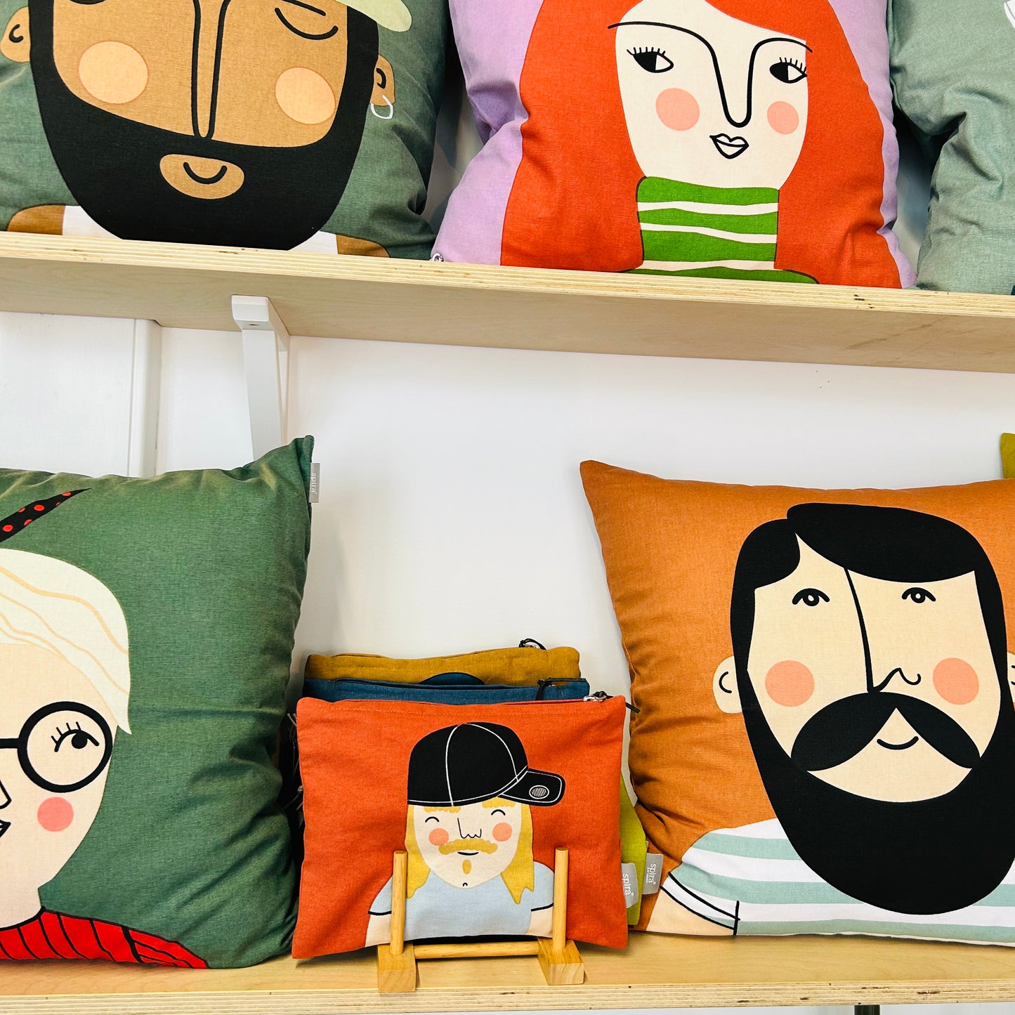 Friends Zip Bag - Axel